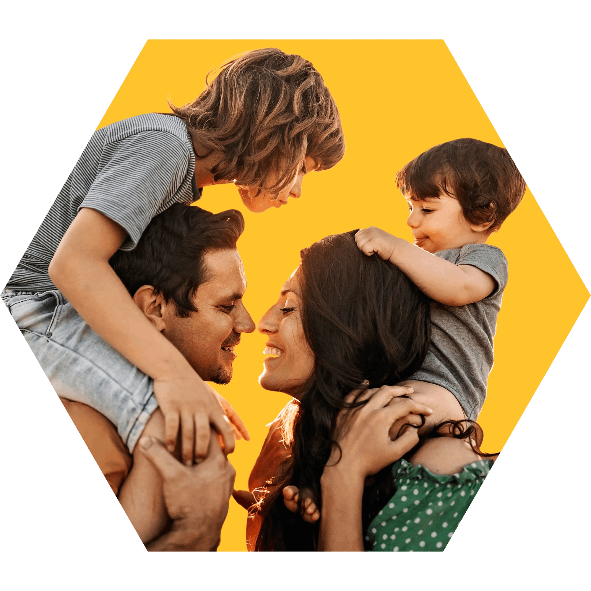 O familie fericită, formată din doi părinți și doi copii, își împărtășește un moment de tandrețe în lumina caldă a soarelui, pe un fundal galben.