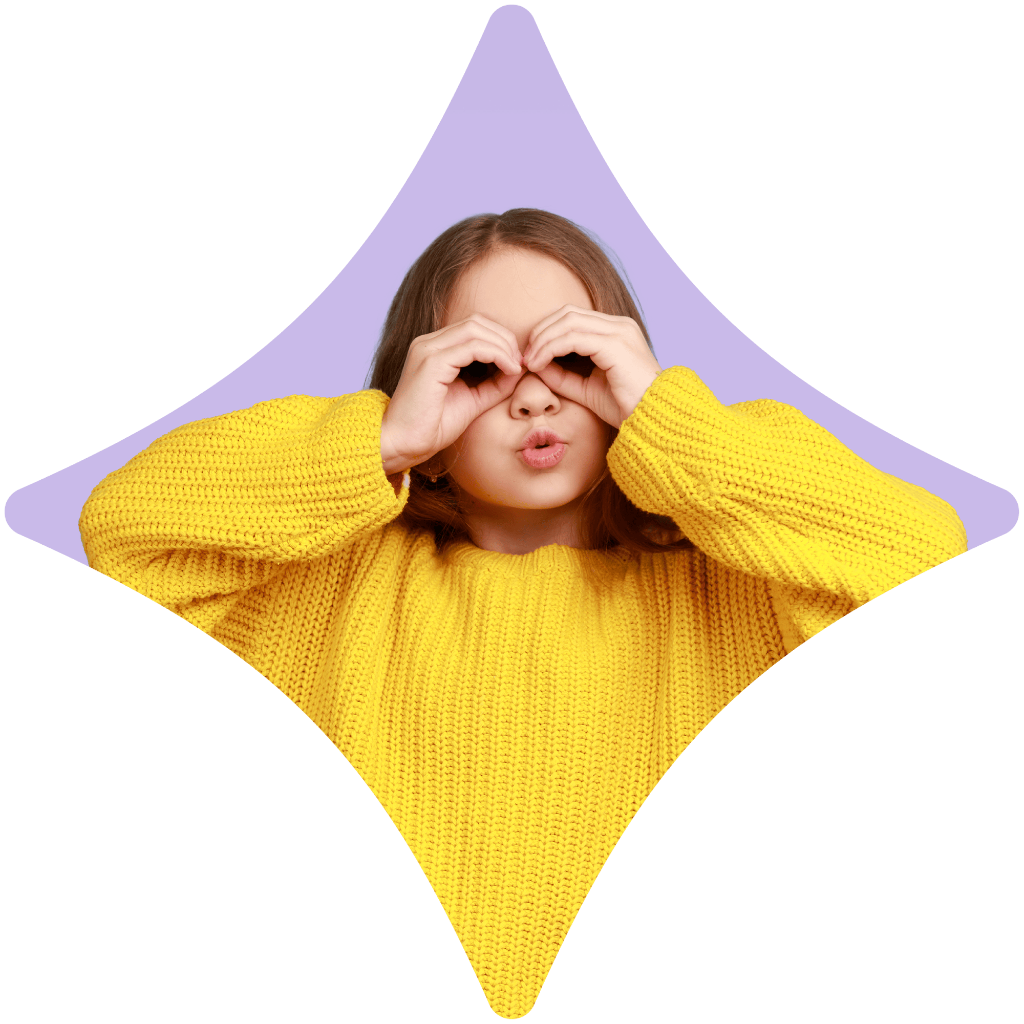 O fetiță cu un pulover galben își formează ochelari cu mâinile și privește jucăuș prin ele, pe un fundal mov.